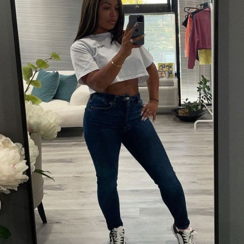 Simple Crop Top - Picture 2 of 3